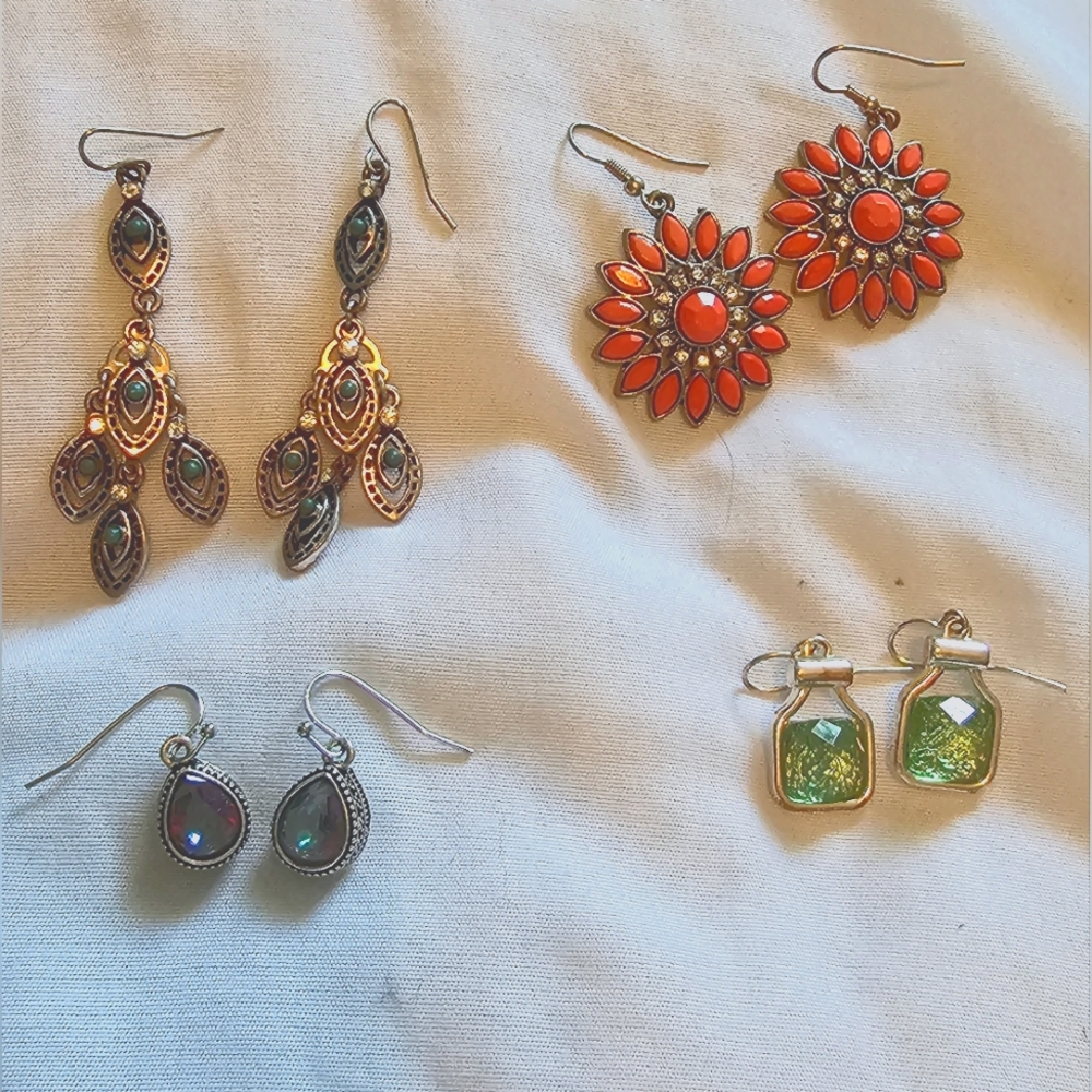 4 pairs of earrings